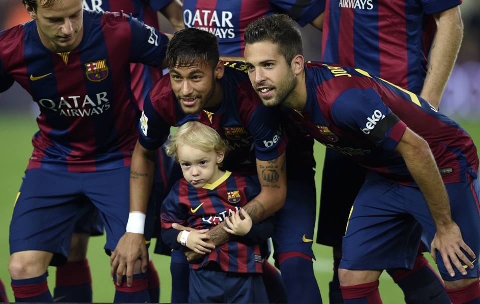 La partita era cominciata con i soliti sorrisi in casa Bara, dove ci si aspettava un&#39;altro risultato. Neymar aveva portato in campo per le foto pre partita anche il figlioletto David, 3 anni (AFP)